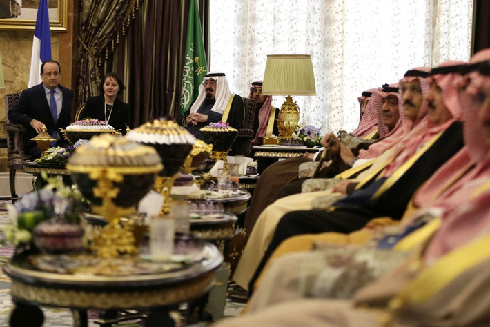 Cựu Quốc vương Abdullah bin Abdulaziz al-Saud (giữa) ngồi cùng Tổng thống Pháp Francois Hollande (trái) trong cuộc họp tại cung điện Hoàng gia Arab ở Riyadh vào ngày 29/12/2013. Ảnh: Reuters