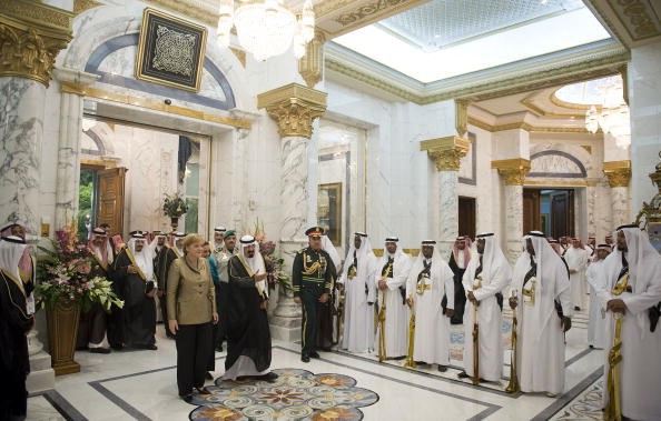 Sự giàu có của gia đình vua Saudi Arabia được tạo nên từ tài sản của đất nước với giá trị ước tính khoảng 1,4 nghìn tỷ USD. Hiện chưa rõ Quốc vương Salman có bao nhiêu của cải nhưng người anh trai của ông, quốc vương tiền nhiệm, có khối tài sản ước tính trị giá khoảng 18 tỷ USD. Ảnh: Getty