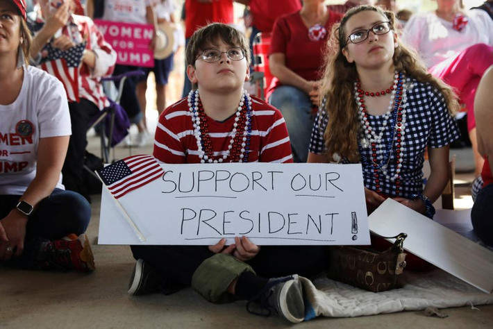 Những người ủng hộ nhí nhiệt thành của ông Trump. Ảnh Reuters