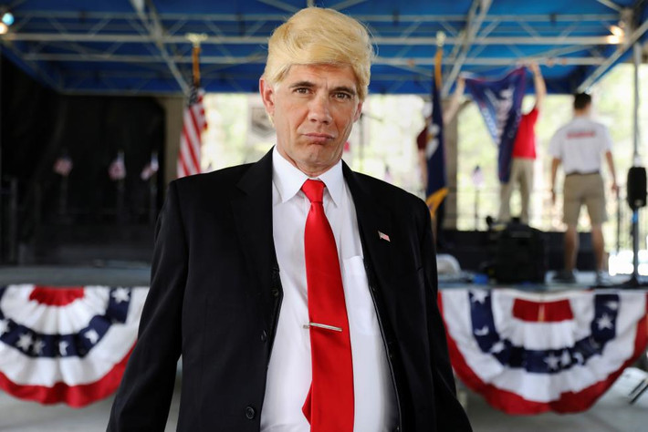 Anh Bobby Blaze đóng giả làm Tổng thống Mỹ Donald Trump trong cuộc diễu hành ủng hộ ông Trump diễn ra ở thành phố Mandeville, Louisiana. Ảnh Reuters