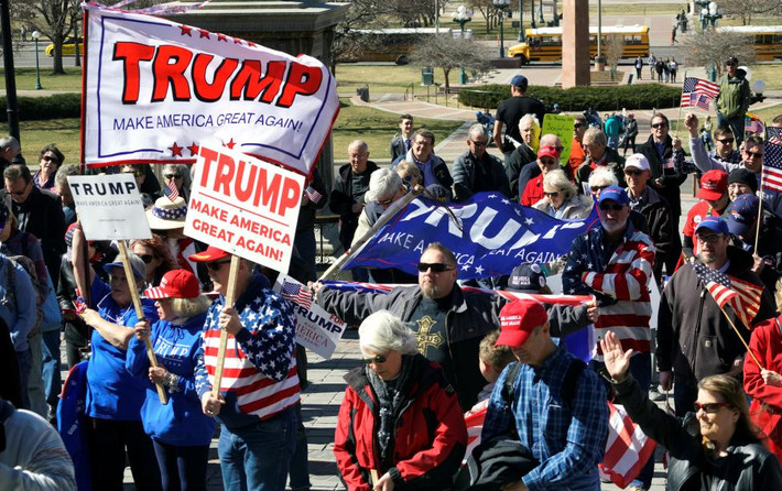 Dòng người ủng hộ ông Trump diễu qua các con phố ở Denver. Ảnh Reuters