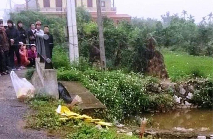 2. Nữ sinh lớp 10 mất tích 4 ngày tử vong dưới mương. Ngày 15/3, cháu V. (16 tuổi, học sinh lớp 10 Trường THPT Hải Hậu B) xin phép mẹ đi tập văn nghệ tại trường cùng các bạn. Sau đó, gia đình không liên lạc được với cháu V. nên đã báo lên cơ quan chức năng. Đến ngày 19/3, người dân phát hiện thi thể cháu V. ở khu vực cầu thuộc đội 4, xã Hải Phú, huyện Hải Hậu, tỉnh Nam Định ở dưới mương nước trong trạng thái tử vong. (Ảnh: Plo)