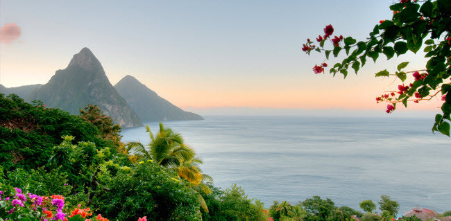 St. Lucia là một trong những hòn đảo lãng mạn nhất thế giới. Không chỉ là nơi nghỉ dưỡng lý tưởng dành cho các cặp đôi mới cưới, hòn đảo này cũng thu hút du khách mê khám phá, với những con đường xuyên rừng và thác nước tuyệt đẹp. Đây cũng là một trong những nơi canh tác cây cô ca lâu đời nhất thế giới.