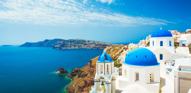 Hòn đảo xinh đẹp Santorini ở Hi Lạp nổi tiếng với những ngôi nhà sơn trắng muốt và mái màu xanh xen lẫn một số ngôi nhà màu cam hay hồng. Hòn đảo nằm giữa biển Biển Aegea với nước xanh như ngọc lam.
