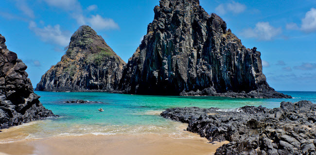 Đảo Fernando de Noronha, ngoài khơi Brazil vẫn giữ được vẻ hoang sơ vì chưa được nhiều du khách biết đến. Trên đảo có một vài ngôi làng nhỏ với cuộc sống thanh bình. Tới đây, bạn có thể khám phá những ngọn núi nằm sát biển hay ngắm cá heo và rùa biển.