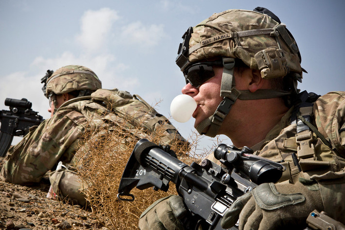 Ngày 21/8, Tổng thống Mỹ Donald Trump tuyên bố nước Mỹ phải tiếp tục cuộc chiến tại Afghanistan để tránh những hậu quả "dễ đoán và không thể chấp nhận" của việc rút khỏi một đất nước quá nhanh sau 16 năm tham chiến, từ đó để lại khoảng trống mà các nhóm khủng bố như Nhà nước Hồi giáo (IS) tự xưng hoặc al-Qaeda có thể thế chân vào. Trong ảnh, một binh sĩ Mỹ thổi bong bóng trong lần làm nhiệm vụ ở tỉnh Kandahar hồi năm 2013. Nguồn ảnh: Reuters.