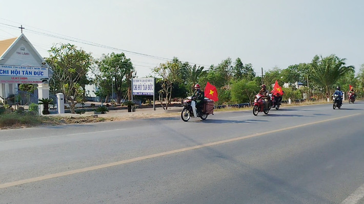 Chiều 25/4, ông Trần Văn Thanh, người có hành trình bằng xe máy từ Nghệ An vào TP HCM để tham dự lễ diễu binh, diễu hành chào mừng ngày Giải phóng miền Nam 30/4 đã đến địa phận tỉnh Đồng Nai. Chiều nay, trời dịu nhẹ, không nắng gắt như những ngày qua khiến đoạn đường di chuyển của người cựu chiến binh già thuận lợi hơn. 