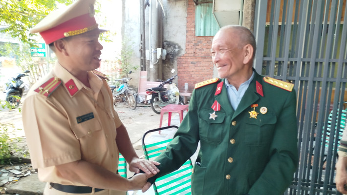 Khi ông Trần Văn Thanh dừng xe nghỉ chân tại xã Xuân Hưng, huyện Xuân Lộc, tỉnh Đồng Nai, đại diện Trạm Cảnh sát giao thông Suối Tre thuộc Phòng Cảnh sát giao thông tỉnh Đồng Nai đã đến thăm hỏi, động viên và mời nước ông Thanh.