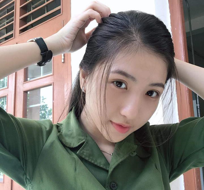 Huỳnh Khả Vy (sinh năm 1999, quê Cần Thơ) là một trong những gương mặt nổi bật trong danh sách những nữ sinh xinh xắn mùa quân sự 2019. Cô hiện là sinh viên ngành Dược trường ĐH Y Dược Cần Thơ. Nhận nhiều lời khen về nhan sắc ngọt ngào, Khả Vy cảm thấy vui nhưng không dám nhận mình là hot girl.