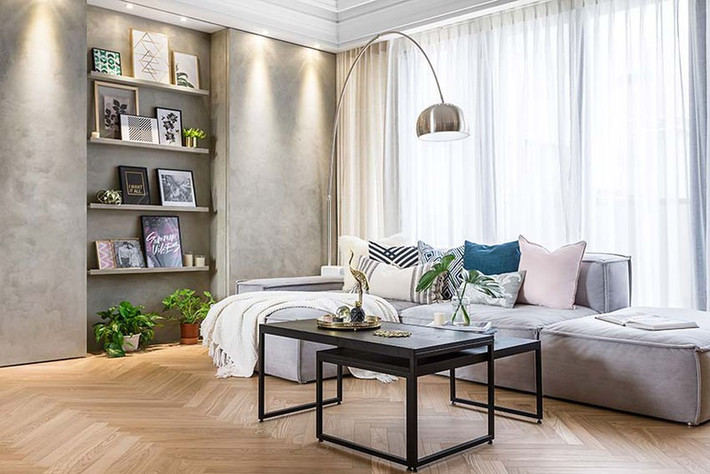 Tranh trang trí hay những món đồ lưu niệm được hai vợ chồng đặt ngay ở phòng khách.