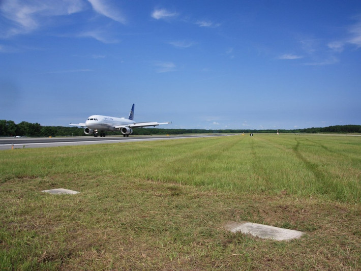 Nếu đến sân bay Savannah/Hilton Head ở Georgia, Mỹ, qua đường băng 10, hãy để mắt vì bạn có thể bắt gặp một cặp hình chữ nhật bê tông đánh dấu nơi chôn cất cuối cùng của Richard và Catherine Dotson. Trên trang All Things Aero, cơ trưởng hãng hàng không khu vực Lisa Ruedy kể lại: "Nhiều lời đồn rằng nếu bạn đáp sân bay ngay sau khi mặt trời lặn, 2 nhân vật sẽ xuất hiện dọc theo phía bắc của đường băng". Ảnh: Business Insider Singapore.