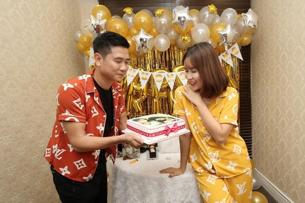 Tối 7/10, đại diện của Lưu Hương Giang xác nhận với Zing.vn: "Chuyện ly hôn giữa Lưu Hương Giang và Hồ Hoài Anh là thật". Cặp đôi hiện sống chung nhưng chưa có ý định tái hôn. Nhạc sĩ Hồ Hoài Anh kết hôn với Lưu Hương Giang vào năm 2009 sau 4 năm hẹn hò. Hai người từng được ví là "cặp đôi vàng của làng nhạc Việt" và vừa tung bộ ảnh kỷ niệm 10 năm ngày cưới. Dù quyết định ly hôn đã có hiệu lực từ tháng 6, Hồ Hoài Anh - Lưu Hương Giang vẫn đăng ảnh tình cảm trên mạng xã hội và cùng tham gia một số sự kiện. Ảnh: FBNV.