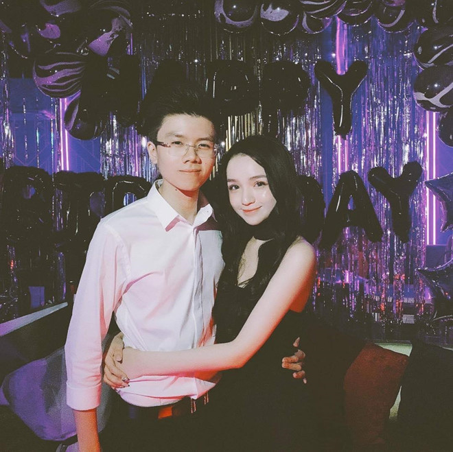 Đặng Khánh Hà là hot girl gây chú ý với mối tình nhiều lần hợp tan với Phan Hoàng - em trai thiếu gia Phan Thành. Sau 2 năm bên nhau, đôi trẻ chính thức "đường ai nấy đi" vào cuối tháng 9 vừa qua.