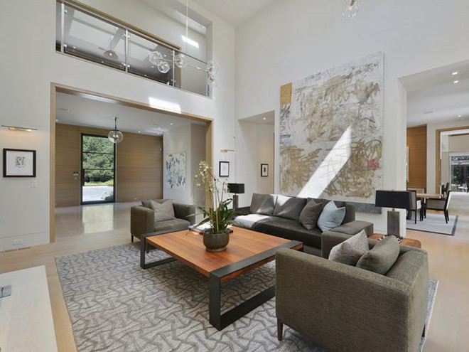 Biệt thự gồm 3 tầng, rộng hơn 1.670 m2 với điểm nhấn là các ô cửa kính cỡ lớn được bao quanh bởi những khung gỗ. Điều này đem đến cảm giác vừa ấm áp lại vừa cởi mở cho toàn bộ ngôi nhà.