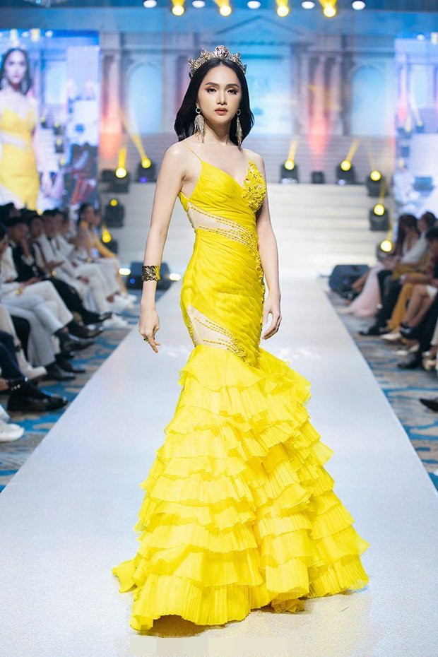 Show diễn kỉ niệm hơn 30 năm hoạt động trong làng thời trang của NTK Linh San mới đây đã hội tụ nhiều ngôi sao đình đám. Ngoài H'Hen Niê thì Hương Giang và Võ Hoàng Yến cũng đồng thời đảm nhiệm vai trò vedette trong bộ sưu tập "Nữ thần của các vì sao". Người đẹp chuyển giới xuất hiện lộng lẫy trong thiết kế váy dạ hội tông vàng tươi ôm sát cùng vương miện quý phái được chuẩn bị riêng. Không còn vóc dáng gầy trơ xương, Hương Giang đã dần lấy lại phong độ, sắc vóc ở thời kì đỉnh cao. Từng bước catwalk uyển chuyển cùng thần thái kiêu kì của Hoa hậu khiến quan khách không thể rời mắt.
