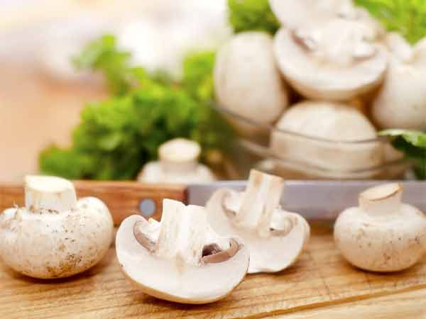 Nấm: Nấm vốn được coi là phương thuốc chữa được nhiều bệnh, trong đó có hỗ trợ điều trị bệnh viêm tụy và ức chế sự phát triển của các tế bào ung thư. Ngoài ra, thực phẩm này cũng rất hữu ích trong việc tăng tính hiệu quả cho người đang phải hóa trị liệu.