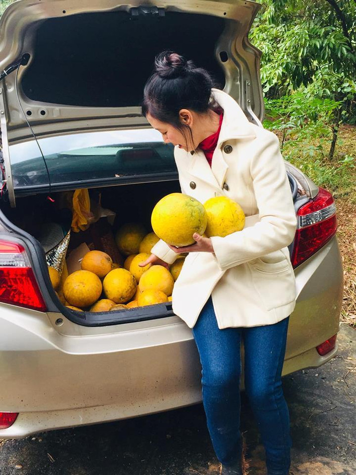 NSƯT Chiều Xuân còn thường xuyên mang thành quả ăn nuôi trồng được tại khu vườn ngoại ô này về chia cho bạn bè, người quen.