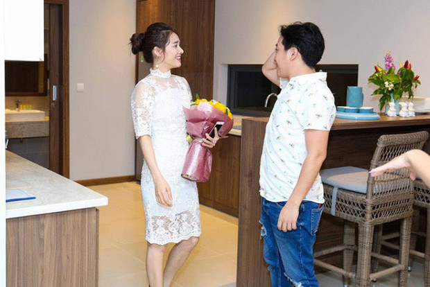 Ngoài căn hộ này, ông xã của Nhã Phương còn sở hữu thêm một biệt thự khác tại Phú Quốc, đây cũng là nơi anh tổ chức sinh nhật cho vợ thời còn yêu nhau. Căn biệt thự trị giá 15 tỷ được danh hài tậu hồi tháng 2/2017.