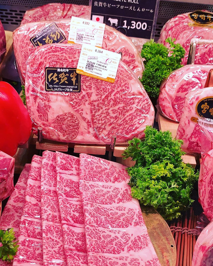 Bò Kobe là món ăn quen thuộc của ẩm thực xứ Phù Tang. Những con bò giống wagyu được nuôi và làm thịt tại Kobe (Nhật Bản) với quy trình nghiêm ngặt, đảm bảo chất lượng tốt nhất. Mỗi kg thịt có giá khoảng 450 kg, thường được phục vụ trong các nhà hạng sang tại Nhật và nhiều nước trên thế giới. Ảnh:shaymesika_,holygrailsteak.