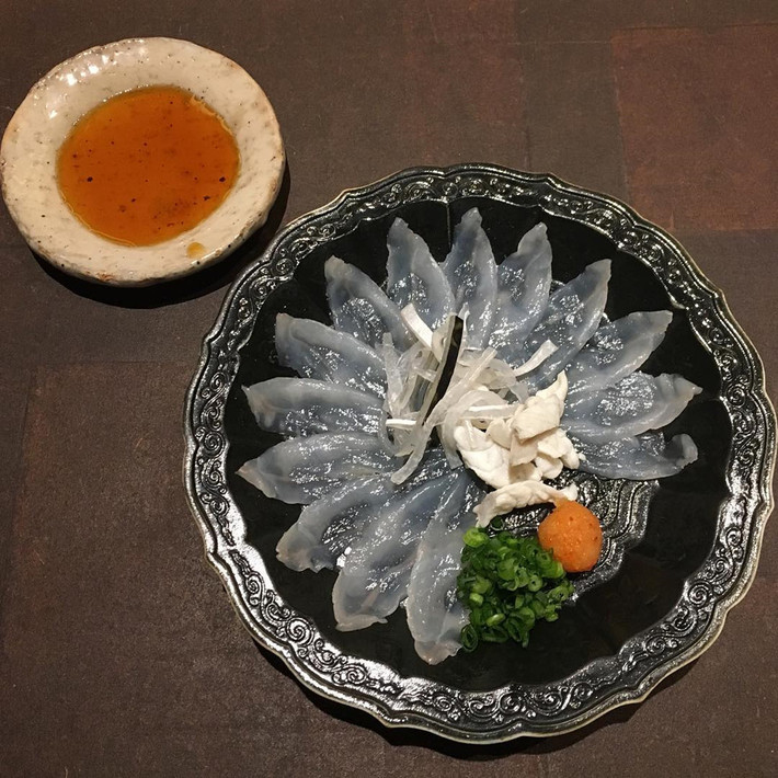 Nhắc tới những món ăn sang chảnh tại Nhật, du khách không thể không kể tới món cá nóc (cá fugu) trứ danh. Loại cá này nổi tiếng bởi chứa chất độc gây chết người. Chính quy trình chế biến phức tạp và tỉ mỉ khiến cá nóc thành món ăn đắt đỏ. Mỗi kg cá nóc có giá khoảng 300 USD. Loại cá này thường được chế biến thành món sashimi tươi sống, hấp dẫn. Ảnh:lusin_harutyunyan.