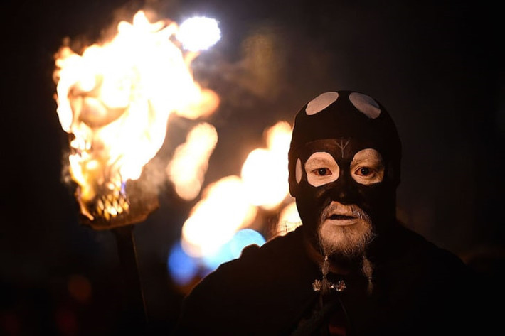 Lễ hội Samhain (Ireland và Scotland): Ireland được cho là nơi bắt nguồn của ngày lễ Halloween thời hiện đại. Ngày nay, Ireland và Scotland đều tổ chức lễ hội với lửa trại, trò chơi cùng các món ăn truyền thống như “Barmbrack” - một loại bánh hoa quả đặc trưng vào dịp này. Người dân bỏ đồng xu, khuy áo và nhẫn vào bánh, cầu mong may mắn về tài vận hoặc tình cảm vào năm tới.