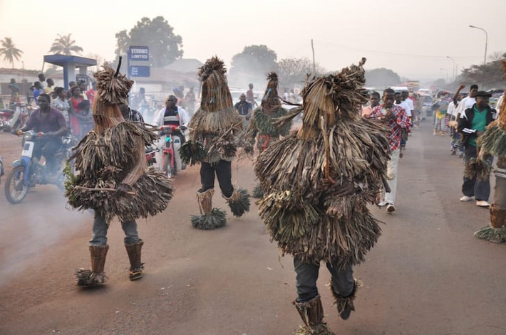 Lễ hội Awuru Odo (Nigeria): Khác với ngày lễ của các nước, lễ hội Awuru Odo chỉ diễn ra 2 năm một lần. Đây là dịp để những người đã khuất trở về trần thế cùng gia đình. Lễ hội kéo dài 6 tháng, được tổ chức với các bữa tiệc, âm nhạc và mặt nạ trước khi người chết trở về thế giới bên kia.
