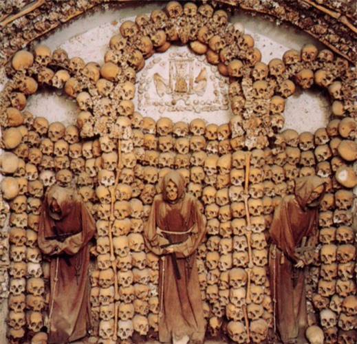 Hầm mộ Capuchin ở Rome, Italy gồm nhiều xác ướp chen chúc nhau trong một căn phòng khiến nhiều người giật mình. Hàng nghìn xác ướp ở đây được người thân của họ trả tiền cho việc bảo quản và sắp xếp vị trí.
