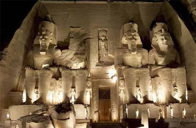Thung lũng các vị Vua là nơi có hầm mộ của pharaoh Tutankhamen và người ta cho rằng nơi đây có một lời nguyền kỳ bí. Hầu hết những người tham gia mở hầm mộ này đều chết một cách bí ẩn vài năm sau đó. Dù có một vài giải thích khoa học nhưng một số người vẫn tin là lời nguyền của người Ai Cập cổ khiến những kẻ quấy rối nơi yên nghỉ của người chết phải chịu hậu quả.