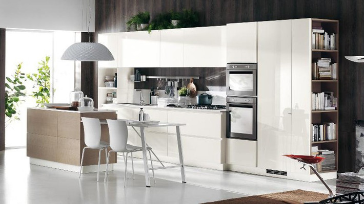 Căn bếp tuy nhỏ nhưng vẫn đảm bảo được sự hài hòa giữa vị trí người đứng nấu với 3 đỉnh tam giác vàng trong bếp gồm tủ lạnh, bếp và chậu rửa bát.