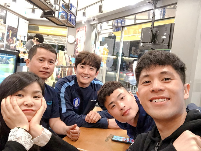 Cùng đi ăn tối với Đình Trọng và Văn Tới còn có bác sĩ Trần Anh Tuấn và huấn luyện viên Hàn Quốc.