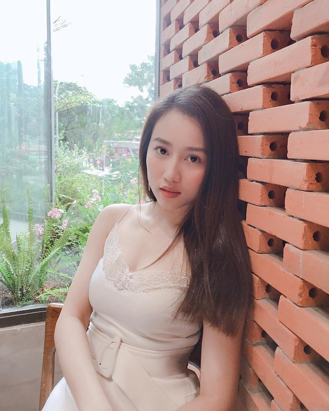 Trong chia sẻ mới đây với chúng tôi, Huỳnh Hồng Loan cho biết, bên cạnh công việc nghệ thuật cô còn kinh doanh thêm. "Tôi nghĩ, nếu chỉ làm nghệ thuật đơn thuần thì cuộc sống sẽ không dư dả, mà như thế thì rất khó để thực hiện các dự án nghệ thuật sau này. Nên, kinh doanh tốt sẽ có tiền để “nuôi” những đam mê nghệ thuật. Đó là điều tôi đang hướng đến", người đẹp 9X tâm sự.