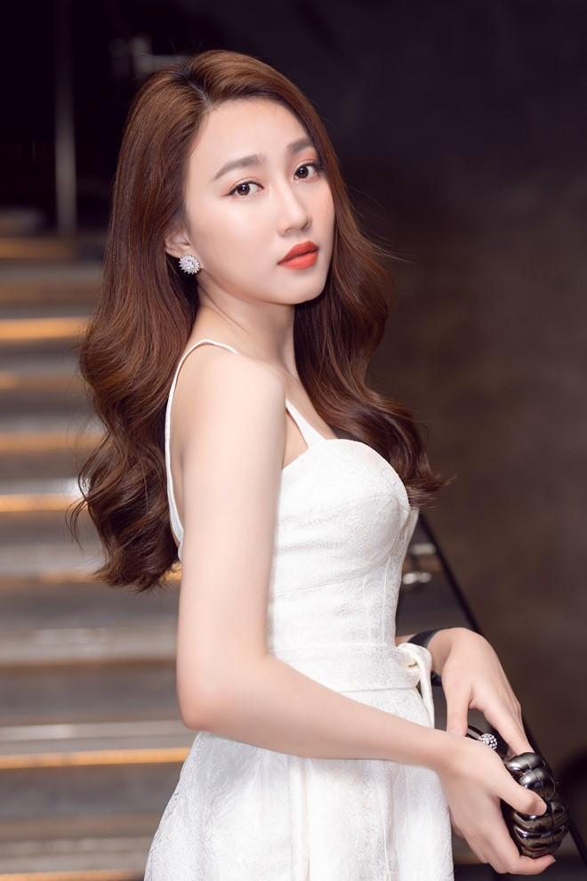 Có sự nghiệp thành công, cuộc sống viên mãn song hiện tại Huỳnh Hồng Loan vẫn độc thân. Người đẹp cho biết, cô muốn tập trung trước mắt cho sự nghiệp và công việc kinh doanh.