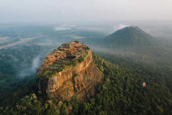 Sigiriya là một trong những di tích lịch sử có giá trị nhất của Sri Lanka. Được người dân địa phương gọi là kỳ quan thứ tám của thế giới, khu phức hợp pháo đài cổ này có tầm quan trọng đối với khảo cổ học và thu hút hàng nghìn khách du lịch ghé thăm mỗi năm. Ảnh: Discover Sri Lanka.
