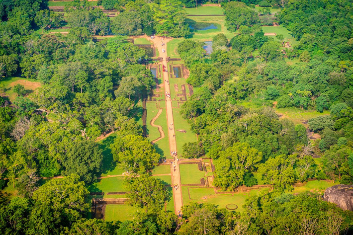 Một trong những đặc trưng nổi bật nhất của Sigiriya chính là bức tường gương. Ngày xưa, bức tường được đánh bóng kỹ lưỡng tới mức nhà vua có thể nhìn thấy hình ảnh phản chiếu của chính mình. Bức tường được sơn vẽ câu đối, bài thơ... của những vị khách ghé thăm Sigiriya. Dòng chữ cổ nhất có niên đại từ thế kỷ thứ 8. Ngày nay, hành vi này đã bị nghiêm cấm nhằm gìn giữ và bảo tồn những giá trị cổ. Ảnh: Atlas & Boots.