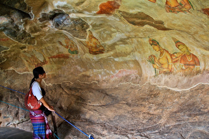 Tường phía tây Sigiriya gần như được bao phủ bởi những bức bích họa dưới triều đại vua Kasyapa. 18 bức bích họa còn tồn tại cho đến ngày nay. Các bức bích họa mô tả những người phụ nữ khỏa thân. Dân gian cho rằng đây là hình tượng vợ của nhà vua Kasyapa hoặc cũng có thể là những nữ tư tế (người kết nối người trần với đấng tối cao) đang tiến hành nghi thức tôn giáo. Ảnh: Flickr.