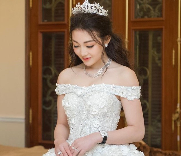 Trước khi kết hôn, Thu Hương được cha mẹ đầu tư học ở một trường THPT danh tiếng, đắt đỏ tại Hà Nội. Bạn bè cho biết suốt những năm học cấp 3, 10X là nữ sinh nổi bật tại trường nhờ ngoại hình xinh đẹp, gia thế khủng. Tuy vậy, Thu Hương khá kín tiếng trên mạng xã hội, cô ít công khai cuộc sống giàu có của mình.