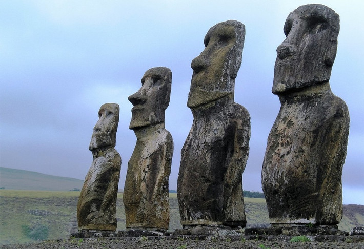 Từ Stonehenge (tượng đài cự thạch ở Anh) đến Macchu Piccu (khu tàn tích Inca tại Peru), các dân tộc cổ đại đã tìm cách di chuyển loạt viên đá có tỷ lệ lớn để xây dựng kỳ quan. Người Olmec ở Trung Mỹ có thể di chuyển đầu đá khổng lồ bằng cách thả xuống sông trên bè. Người Inca ở miền Nam Mỹ kéo tảng đá hàng chục km để tạo ra vương quốc trên đỉnh núi. Người dân đảo Phục Sinh (Chile) chạm khắc và di chuyển các tác phẩm điêu khắc đá lớn nhất thế giới. Ảnh: BBC, Ticket Machu Picchu, Atlas Obscura, Latinamericanalliance.
