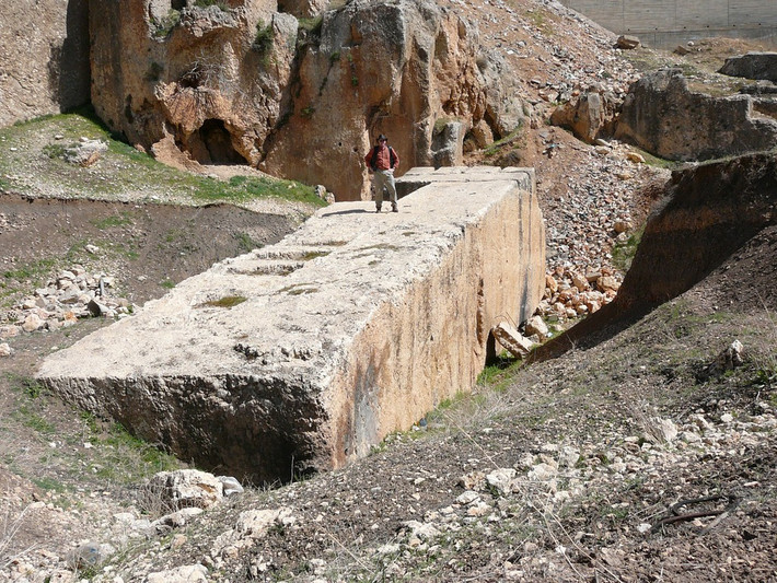 Được biết đến với cái tên “Stone of the Pregnant Woman” (tạm dịch: hòn đá của người phụ nữ mang thai), viên cự thạch nặng khoảng 1.200 tấn, tương đương cân nặng của 3 chiếc máy bay Boeing 747. Ảnh: Foro-Overland.