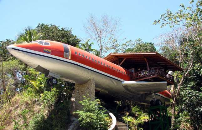 Chiếc máy bay Boeing 727 được chế tạo vào năm 1965, tọa lạc ở thành phố Quepos, Costa Rica, đã trở thành một khách sạn sang trọng, độc đáo. Khách sạn là địa điểm nghỉ dưỡng lý tưởng cho những du khách muốn hòa mình vào thiên nhiên vùng nhiệt đới. Ảnh: Hotel Costa Verde.
