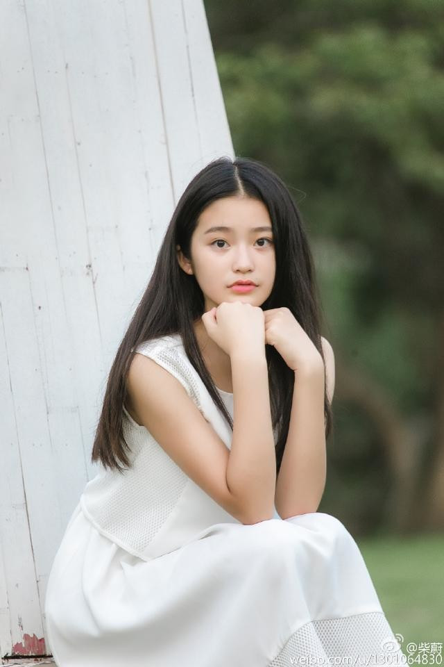 Dù lịch trình quay phim khá bận rộn nhưng Sài Úy vẫn dành thời gian học hành đầy đủ để theo đuổi ước mơ. Cô còn có sở thích đọc sách và học thành ngữ. Năm 2018, cô thi đỗ Học viện Âm nhạc Bắc Kinh.
