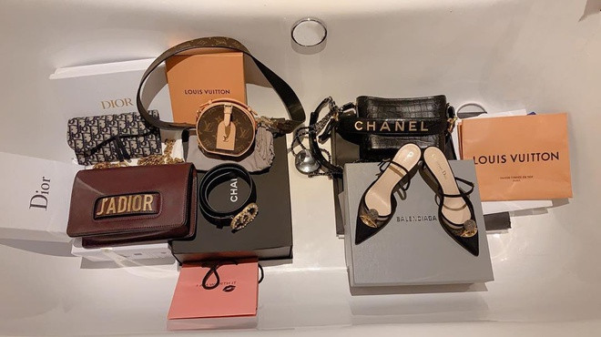 Hồi tháng 7, Lan Ngọc gây chú ý khi sắm một loạt đồ hiệu đến từ Louis Vuitton, Dior, Balenciaga... và mang chúng bỏ vào bồn tắm. Trong số đó có chiếc túi Chanel Gabrielle phiên bản mới đang rất hot, được niêm yết giá hơn 115 triệu đồng. Ca sĩ Hồ Ngọc Hà cũng sở hữu item tương tự.