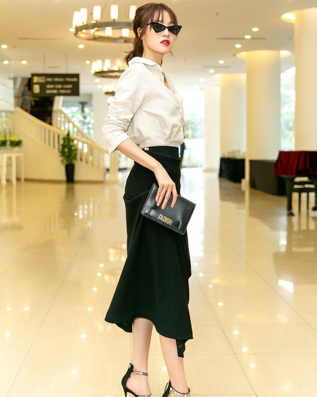 Cũng thuộc dòng túi mới của Dior, thiết kế J'ADIOR này từng được nhiều mỹ nhân Việt trưng dụng. Ninh Dương Lan Ngọc cũng không bỏ qua món đồ hiệu này. Theo tiết lộ, diễn viên "Gái già lắm chiêu" phải chi gần 80 triệu đồng để sở hữu kiểu túi thanh lịch kể trên.