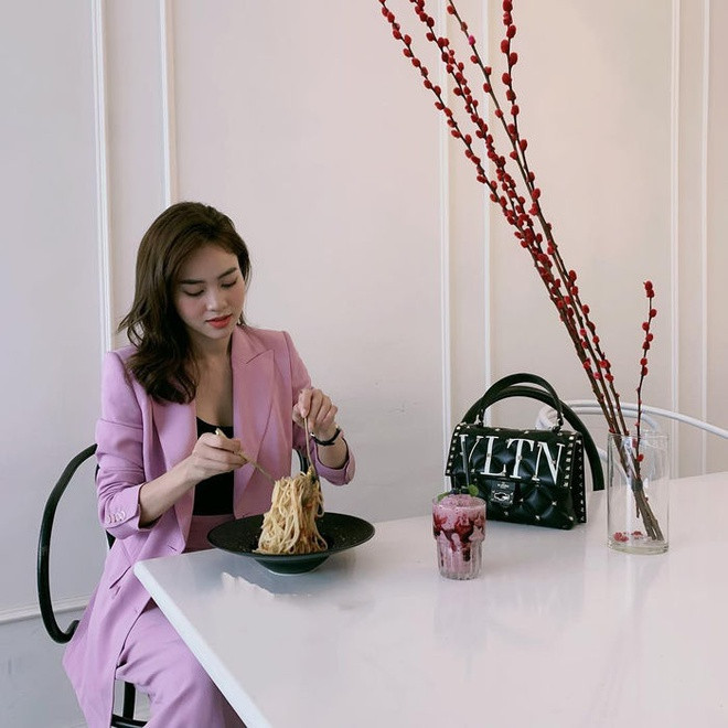Bạn gái tin đồn Chi Dân từng kết hợp bộ suit gam màu tím nhạt với chiếc túi Valentino Garavani da cừu giá gần 70 triệu đồng.