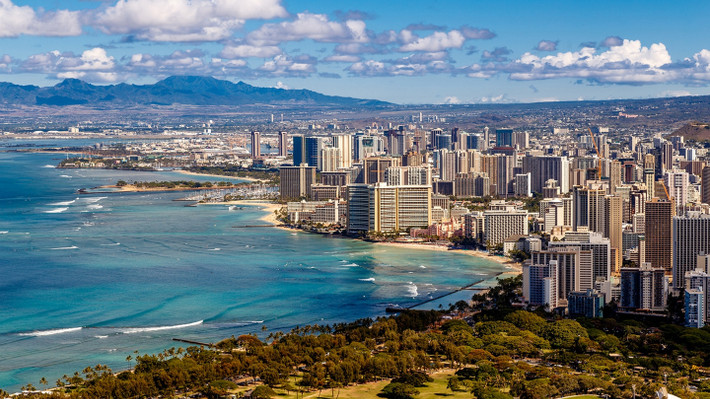 Honolulu, Hawaii, Mỹ: Theo Hiệp hội Phổi Mỹ, Hawaii có lượng không khí sạch nhất Mỹ. Chính quyền Honolulu cam kết sử dụng năng lượng sạch và bền vững trong hệ thống cơ sở hạ tầng thành phố. Nhiều dự án phát triển môi trường bao gồm H-Power, dự án mục tiêu chuyển đổi 2.000 tấn rác thải thành năng lượng điện, cung cấp cho hơn 40.000 hộ dân, dự án Pearl Citybus sử dụng năng lượng mặt trời nhằm cắt giảm chi phí năng lượng. Ảnh: Fiona lin.