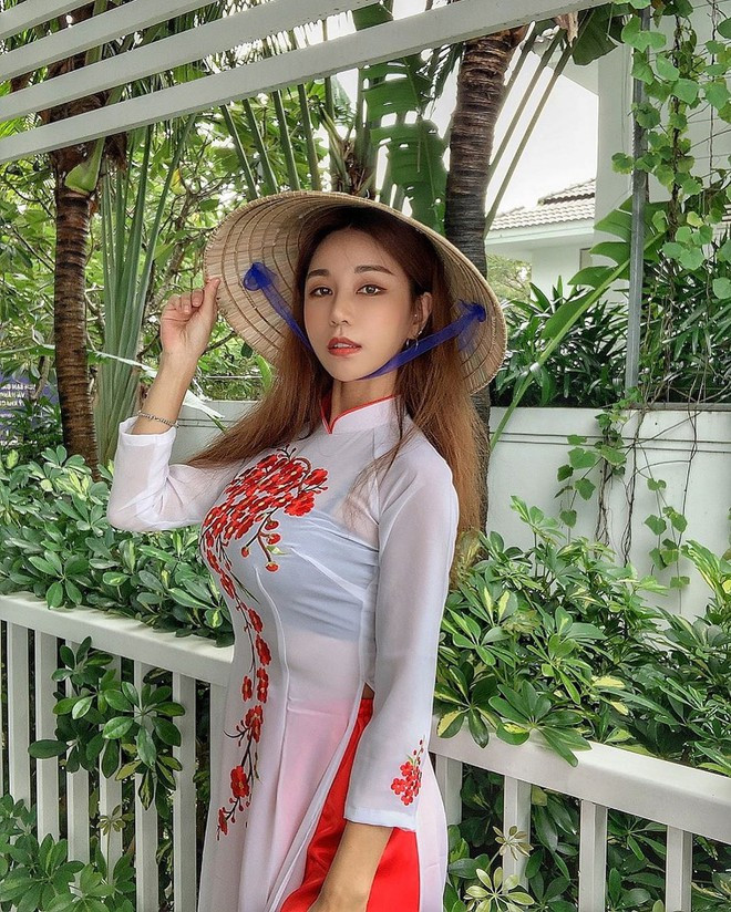 Nữ DJ khiến nhiều người thích thú khi khoe ảnh diện áo dài, đội nón lá. Siena tỏ ra hào hứng trong lần đầu được thử trang phục truyền thống Việt Nam cũng như khám phá thành phố biển xinh đẹp cùng các thành viên trong gia đình.