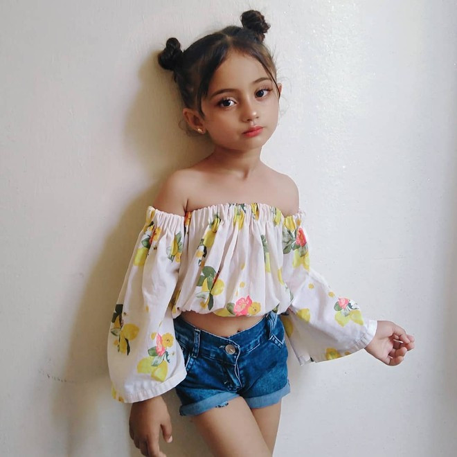 Isra sở hữu tới 15.700 lượt theo dõi trên Instagram nhờ gu ăn mặc bắt mắt, giống người nổi tiếng. Cô bé đáng yêu hay diện áo crop top, áo hở vai với quần shorts hoặc chân váy ngắn.