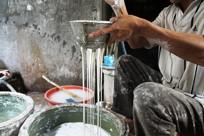Nhờ vào nghề làm bún, nhiều hộ gia đình ở làng An Thái khấm khá, có tiền nuôi con ăn học.