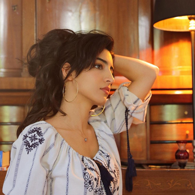 Luciana Zogbi là "hot girl cover" sinh năm 1994, đến từ Brazil. Cô sở hữu nét đẹp thanh tú cùng giọng ca cuốn hút. Năm 2015, cô "gây sốt" mạng xã hội nhờ bản cover bài hát All Of Me của nam danh ca John Legend với 90 triệu lượt xem.