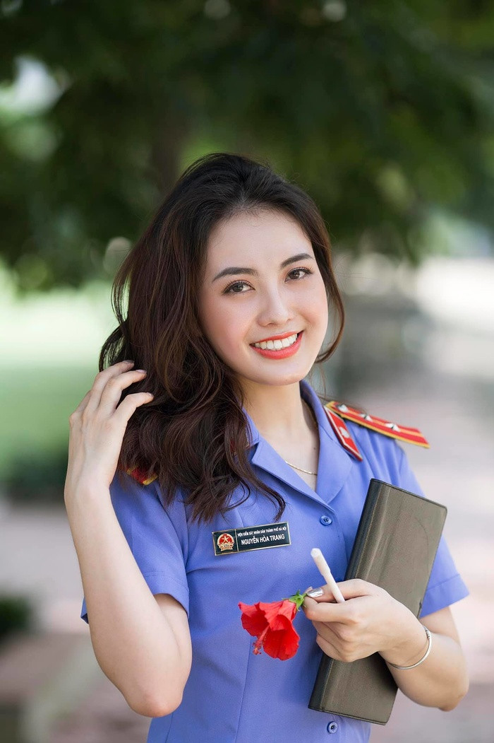 Không chỉ xinh đẹp, nữ kiểm sát viên này còn sở hữu thành tích học tập rất ấn tượng.