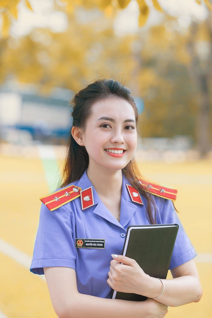 Trước đó, Hoà Trang đang theo học Đại học Sư Phạm Hà Nội nhưng nhận được giấy báo trúng tuyển của ĐH Kiểm sát. Vì đây là mơ ước của mình, nên cô đã rút hồ sơ ở Sư Phạm.